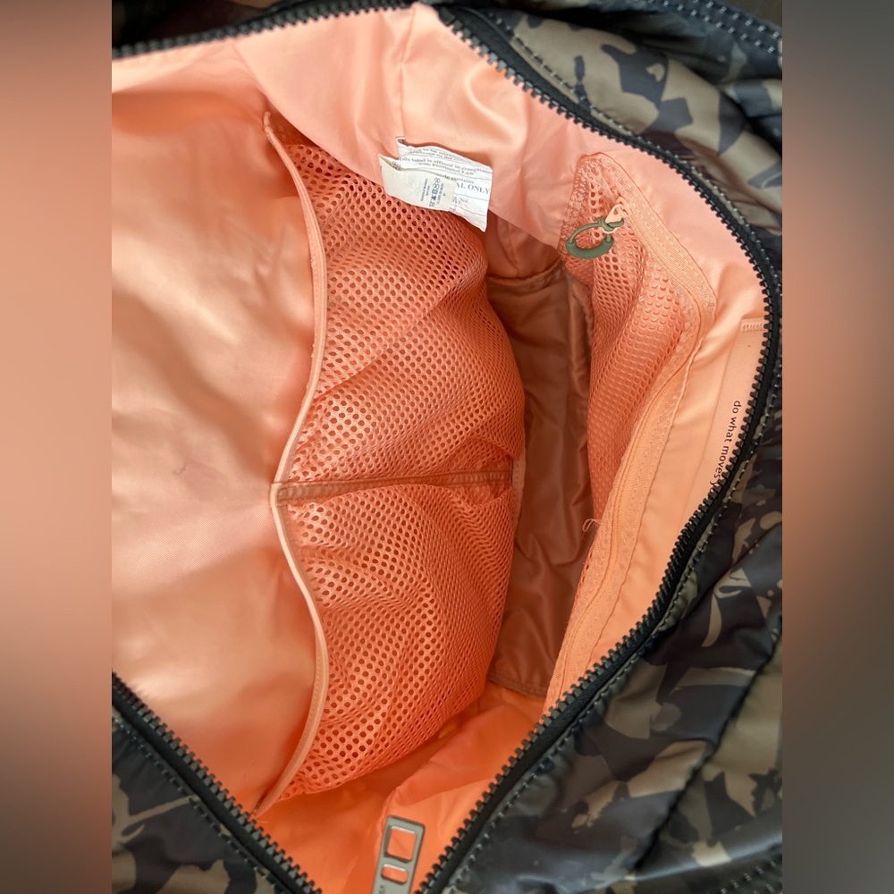 Lululemon Live Free Tote - Picture 5 of 10
